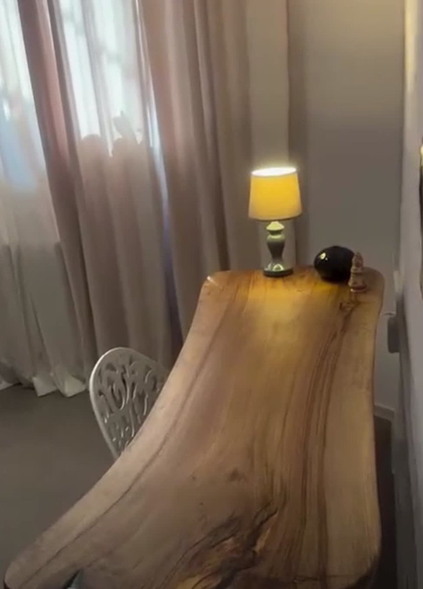 Tlumené světlo a závěsy ve studiu
